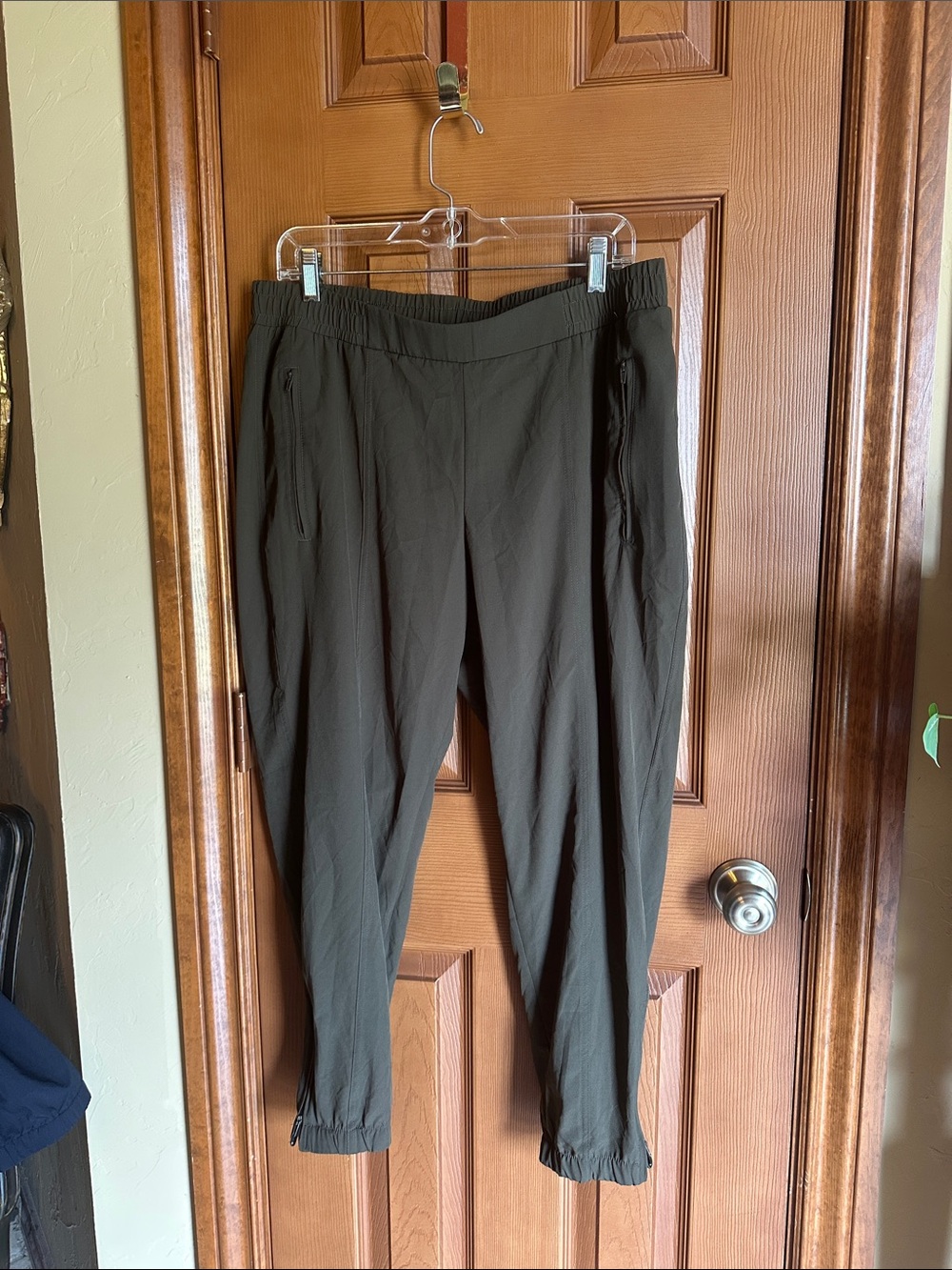Women’s Old Navy Active Stretch Tech Olive Green Joggers, size Large